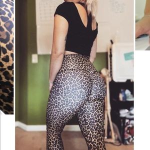 ABS2BFITNESS cheetah scrunch booty legging